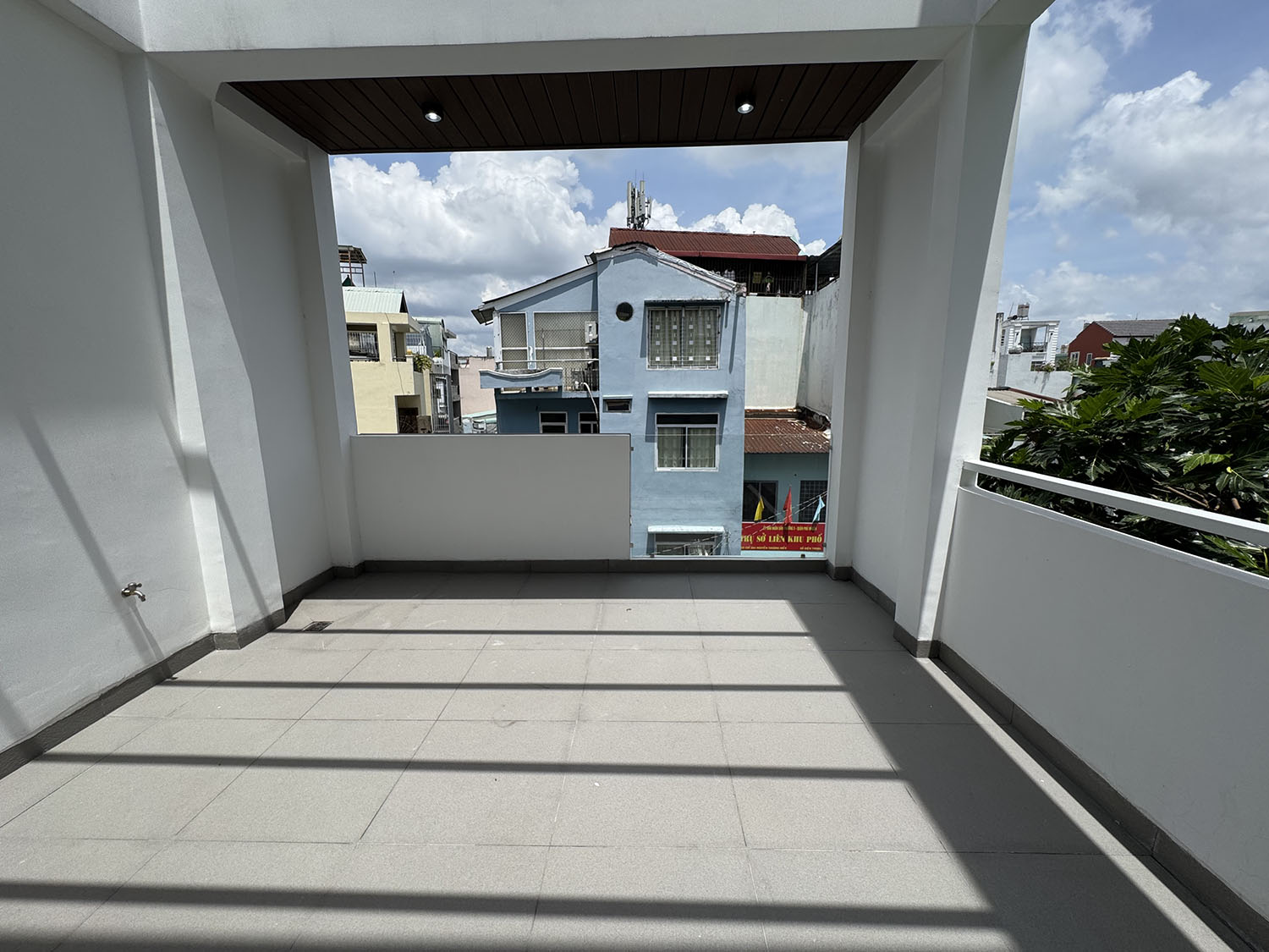 Nhà phố 3lầu (4,05m x 22,5m) có sân đổ ôtô, thiết bị ccấp khu kdoanh Nguyễn Thượng Hiền gần BOTANIC